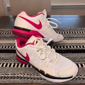 Women’s Nike Tennis Court Shoes, size 7🩷